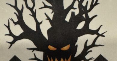 Laterne und Halloween treffen auf Grillwurst und Punsch